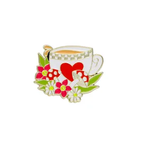 Broche en émail en forme de tasse avec cœur rouge, fleurs et champignons colorés