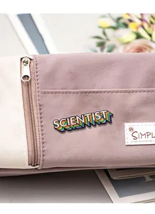 Makroansicht der Regenbogen Scientist Emaille-Anstecknadel an einer lila Federtasche