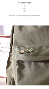 Regenbogen 'SCIENTIST' Emaille-Anstecknadel an einer khakifarbenen Canvas-Rucksacktasche