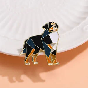 Γεωμετρική καρφίτσα σμάλτου Bernese Mountain Dog με μοντέρνο πολύχρωμο πολυγωνικό σχέδιο