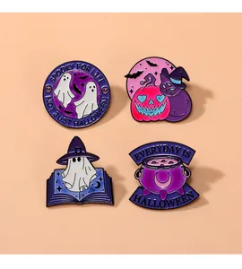 Λεπτομερής προβολή τεσσάρων καρφιτσών Halloween με φαντάσματα, κολοκύθες και καζάνι