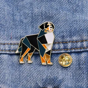 Γεωμετρική καρφίτσα σμάλτου Bernese Mountain Dog με χρυσή άκρη σε ύφασμα τζιν