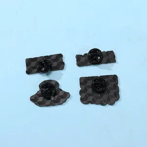 Vue arrière de quatre badges médicaux en métal avec des fermoirs papillon noirs en gomme