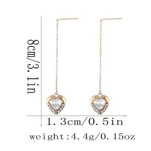 Eleganti orecchini a cuore in oro rosa con cristallo e dimensioni su sfondo bianco