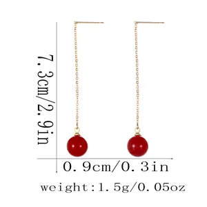 Dimensioni dettagliate degli orecchini a catena dorata con perle rosse, lunghezza e peso