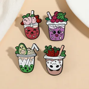 Details von vier kreativen Frucht-Milchtee-Emaille-Pins mit lebhaften Farben und Ausdrücken