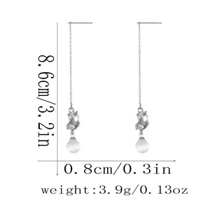 Dettaglio orecchini a catena lunga argento con dimensioni 8,6 cm e pendente di perla