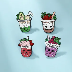 Detailansicht von vier süßen Emaille-Pins mit Frucht-Milchtee-Motiven wie Avocado