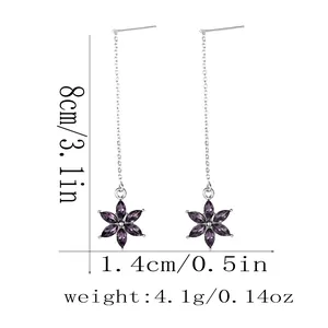 Dettaglio di orecchini a nappa lunga in argento con petali viola e pietre in zircone