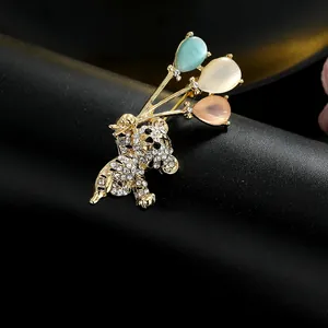 Dettaglio della spilla a forma di orso con zircone e decoro a palloncino in opale