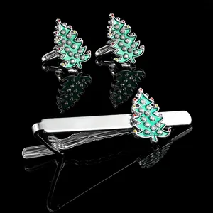 Détail macro de boutons de manchette sapin de Noël et pince à cravate avec émail et strass