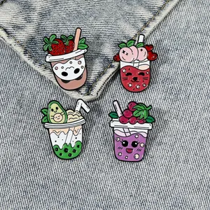 Set aus 4 süßen Emaille-Anstecknadeln mit Motiven von Pfirsich, Avocado und Trauben