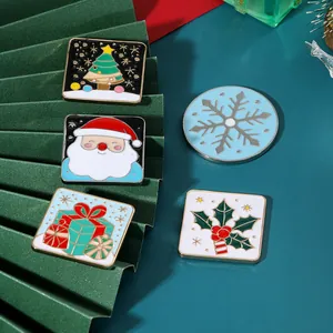 Detailansicht von vier Weihnachts-EmailleMagneten mit Weihnachtsmann und Festtagsmotiven