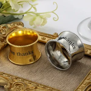 Elegantes servilleteros en oro y plata con grabado Give Thanks y bordes con cuentas