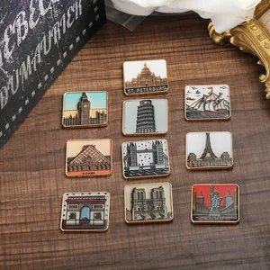 Détails d'un lot de 10 magnets carrés émaillés de monuments célèbres sur bois ancien