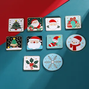 Detailansicht von 10-teiligem Weihnachts-Kühlschrankmagnet-Set mit festlichen Emaille-Motiven