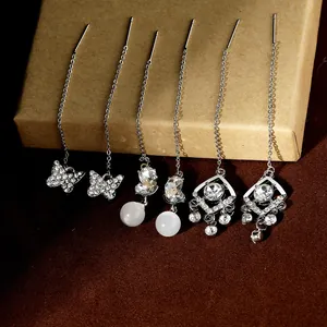 Tre paia di eleganti orecchini a catena d'argento con perle e pendenti a farfalla