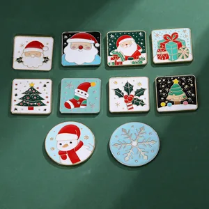 Detailsicht von 10 Weihnachts-Magneten mit Weihnachtsmann- und Baummotiven auf grünem Grund