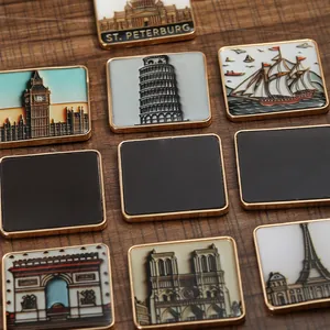 Lot d'aimants 3D dorés de monuments mondiaux avec Big Ben et Tour Eiffel sur bois