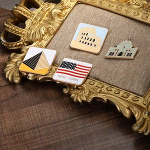Lot de 4 épinglettes en émail représentant des monuments comme New York en cadre vintage