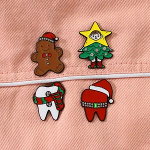 Set aus vier Weihnachts-Emaille-Broschen mit Lebkuchenmann, Baum und Weihnachtszahn-Motiven