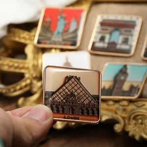 Détail d'un aimant de réfrigérateur en métal souvenir du Louvre avec finition en émail