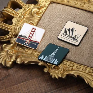 Détail de pins carrés en émail avec le Golden Gate Bridge et l'Opéra de Sydney
