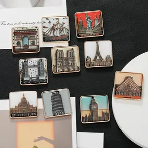 Vue macro de badges émaillés vintage des monuments du monde en alliage doré