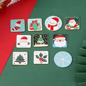Set mit zehn bunten Weihnachts-Emaille-Pins mit Weihnachtsmann und Schneemann in flacher Ansicht