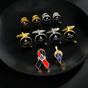 Détail macro de boutons de manchette maçonniques et broches avec émail et logo G