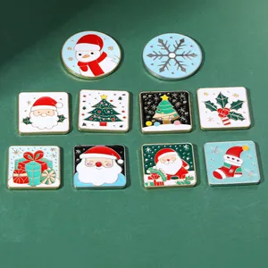 Flache Ansicht von 10 Weihnachts-Emaille-Magneten mit Weihnachtsmann, Baum und Schneeflocken