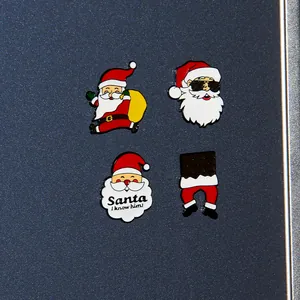 Set mit vier bunten Emaille-Weihnachtsmann-Magneten mit lustigen Cartoon-Feiertagsmotiven