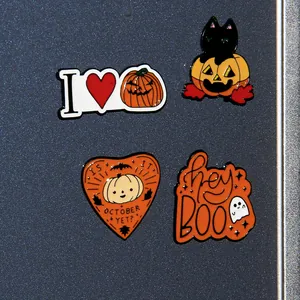 Λεπτομέρεια τεσσάρων μαγνητών Halloween με μαύρη γάτα, κολοκύθα και σχέδια φαντασμάτων