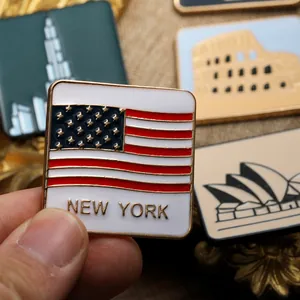 Gros plan sur le pin's drapeau New York en émail avec placage doré et texte en relief
