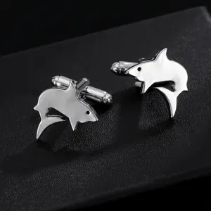 Détail de boutons de manchette requin en argent poli avec nageoires et fermoirs en T