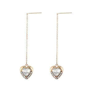 Eleganti orecchini a cuore dorati con nappa in zircone e delicati dettagli di perle