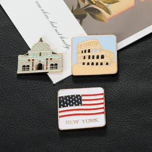 Vue détaillée de pin's en émail avec l'Opéra de Sydney et des motifs de New York