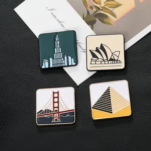 Vue détaillée de quatre broches en émail carré représentant des monuments sur cuir noir