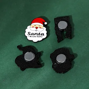 Niedliche Weihnachtsmann Kühlschrankmagnete aus Metall auf festlichem grünem Hintergrund