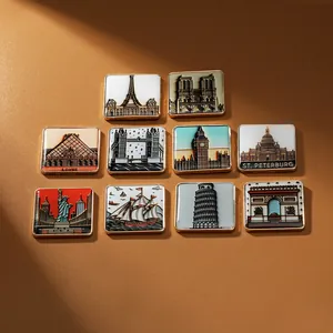 Vue détaillée de dix pin's carrés en émail illustrant des monuments mondiaux célèbres