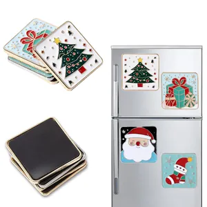 Detaillierte Makroansicht quadratischer Weihnachtskühlschrankmagnete mit Emaillemustern
