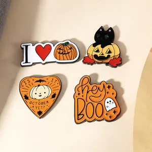 Λεπτομέρεια από τέσσερις καρφίτσες Halloween με φαντάσματα, κολοκύθες και μαύρες γάτες
