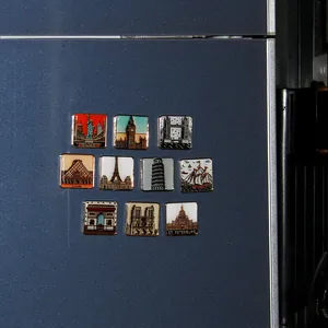 Vue détaillée de 10 magnets de frigo en métal représentant des monuments célèbres du monde entier
