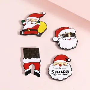 Detail von vier festlichen Weihnachtsansteckern mit Weihnachtsmann und kreativen Feiertagsmotiven