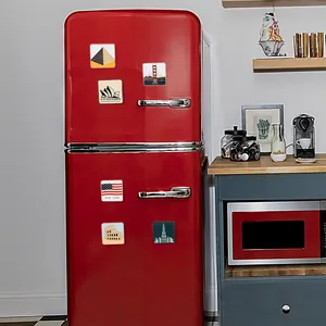 Magnets de frigo avec monuments mondiaux fixés sur un réfrigérateur rétro rouge