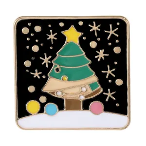 Weihnachtsbaum-Emaille-Pin mit goldenen Schneeflocken und Stern auf schwarzem Grund