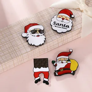 Detailansicht eines 4-teiligen Sets niedlicher Weihnachtsmann-Emaille-Anstecknadeln