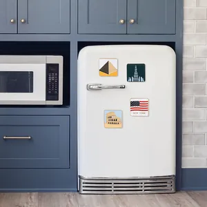Lot de quatre aimants de frigo avec monuments mondiaux sur un réfrigérateur rétro blanc