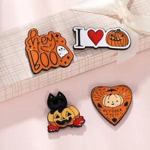 Λεπτομερής λήψη από τέσσερις καρφίτσες Halloween με φάντασμα, κολοκύθα και γάτα