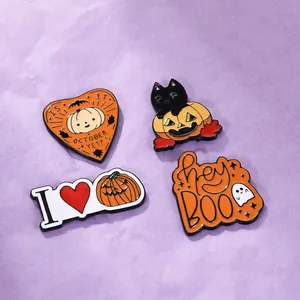 Λεπτομέρεια από τέσσερις καρφίτσες Halloween με κολοκύθες και φαντάσματα σε μωβ φόντο